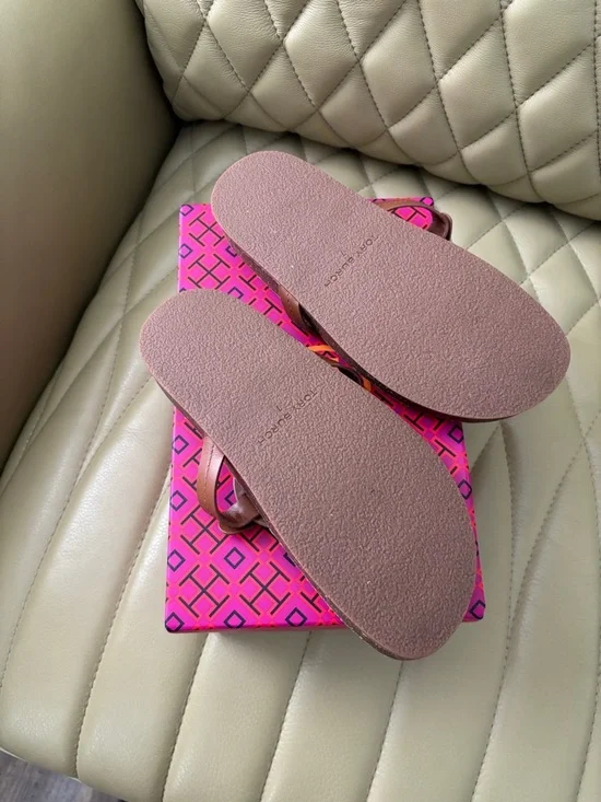 Tory Burch Brown Leather Logo Thong Sandals Size 7 - gently worn a few times. - Picture 4 of 5